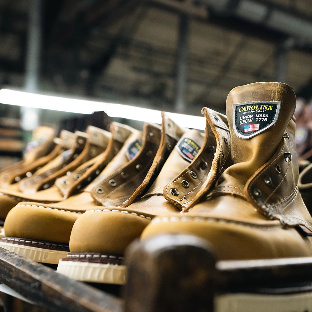 Varios pares de zapatos Carolina en marrón exhibidos y hechos en una fábrica